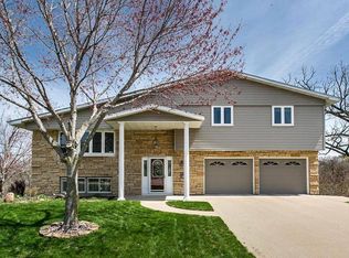2890 Northridge Dr, Dubuque, IA 52001