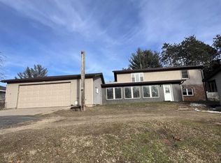 W8240 Esser Ln, Pardeeville, WI 53954