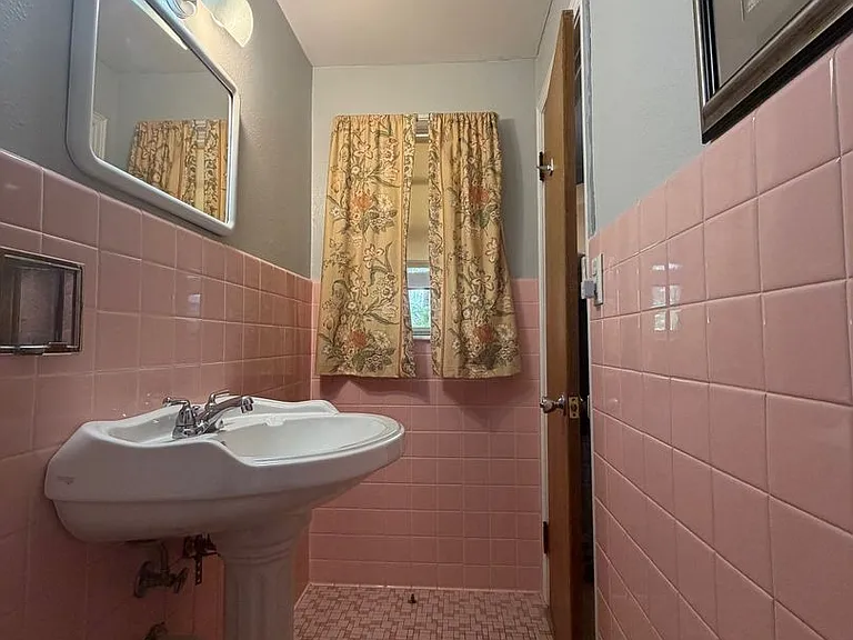 1225 Jefferson Ave — Photo 3