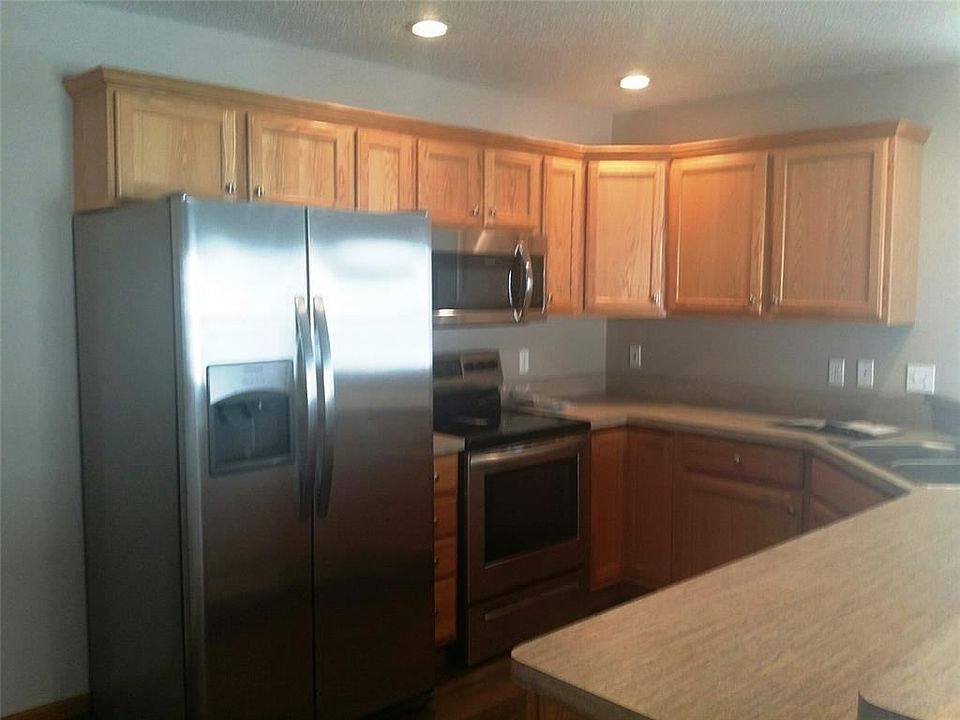 1st image of 945 Willow Ln APT A