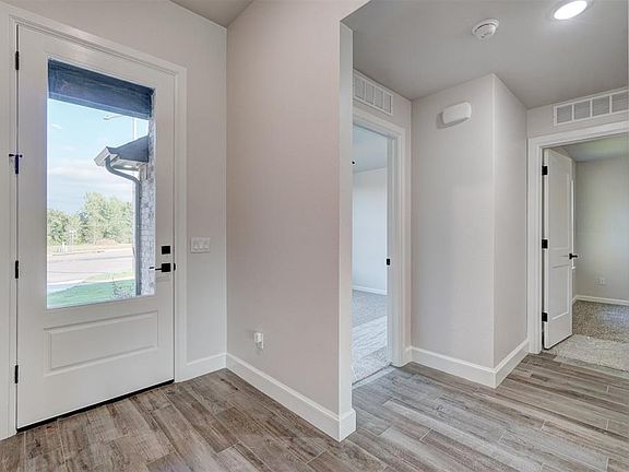 4th image of 1918 Oakville Pl