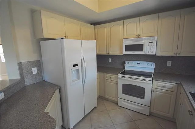 3 bed, 2.5 bath, $1,600 — Photo 4
