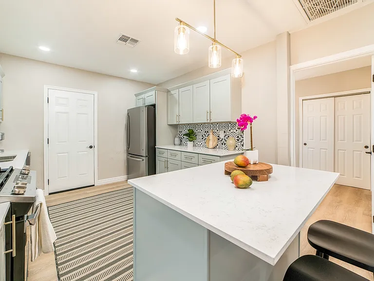 1219 N Norton Ave — Photo 16