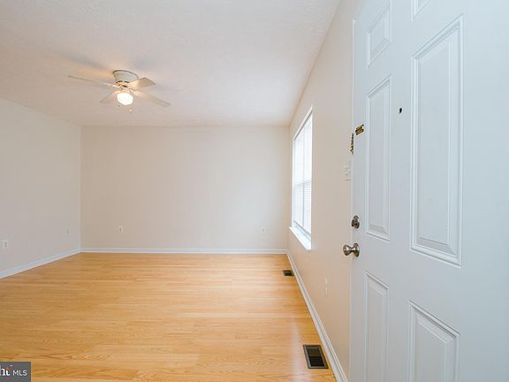 5th image of 212 Surrey Club Ln