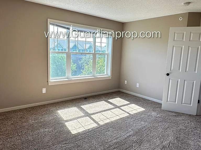 11946 Emery Village Dr N — Photo 18