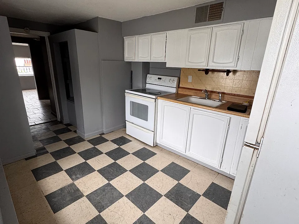 301 Main St #4