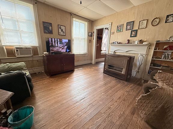 4th image of 581 Roxbury St