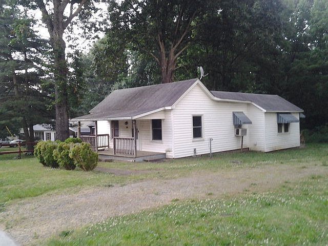 1st image of 955 W 2nd St