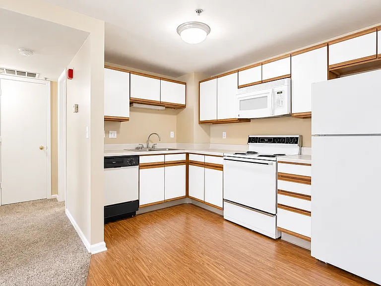 Kensington Tower Apartments — Photo 29
