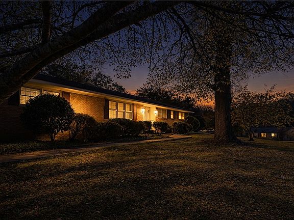 2nd image of 611 Heyward Rd