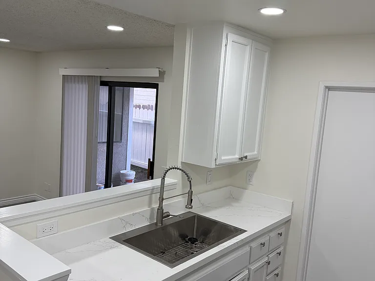 537 W Broadway #101 — Photo 10