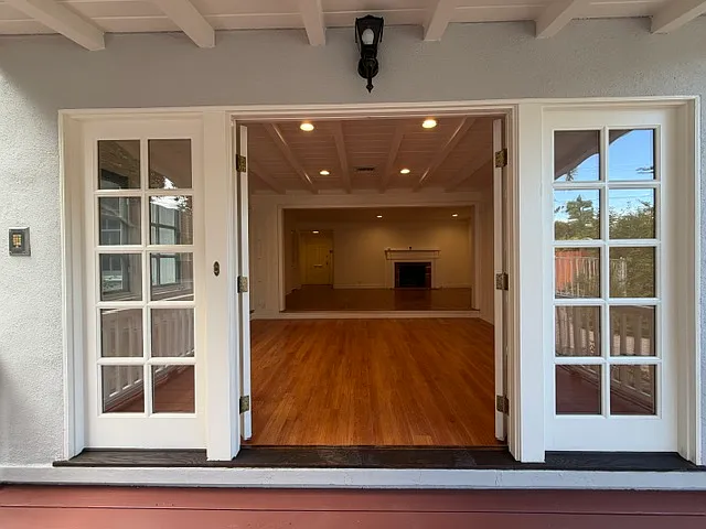 13810 Magnolia Blvd — Photo 6