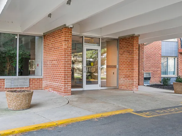 18 E Old Willow Rd APT 401n, Prospect Heights, IL 60070
