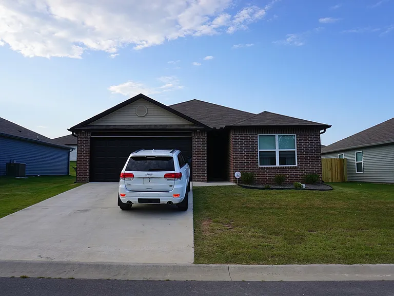 1487 Meadows Dr — Photo 2