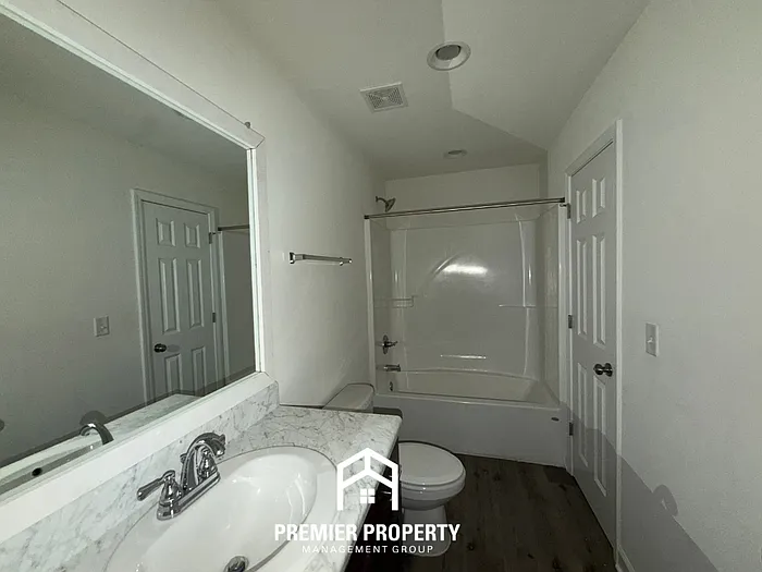 208 Bradford Cir — Photo 14