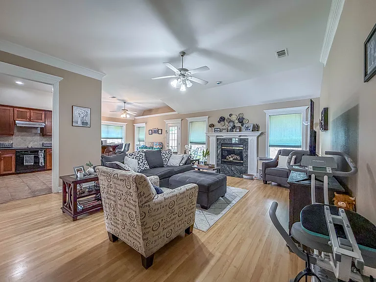 920 Carousel Dr — Photo 6