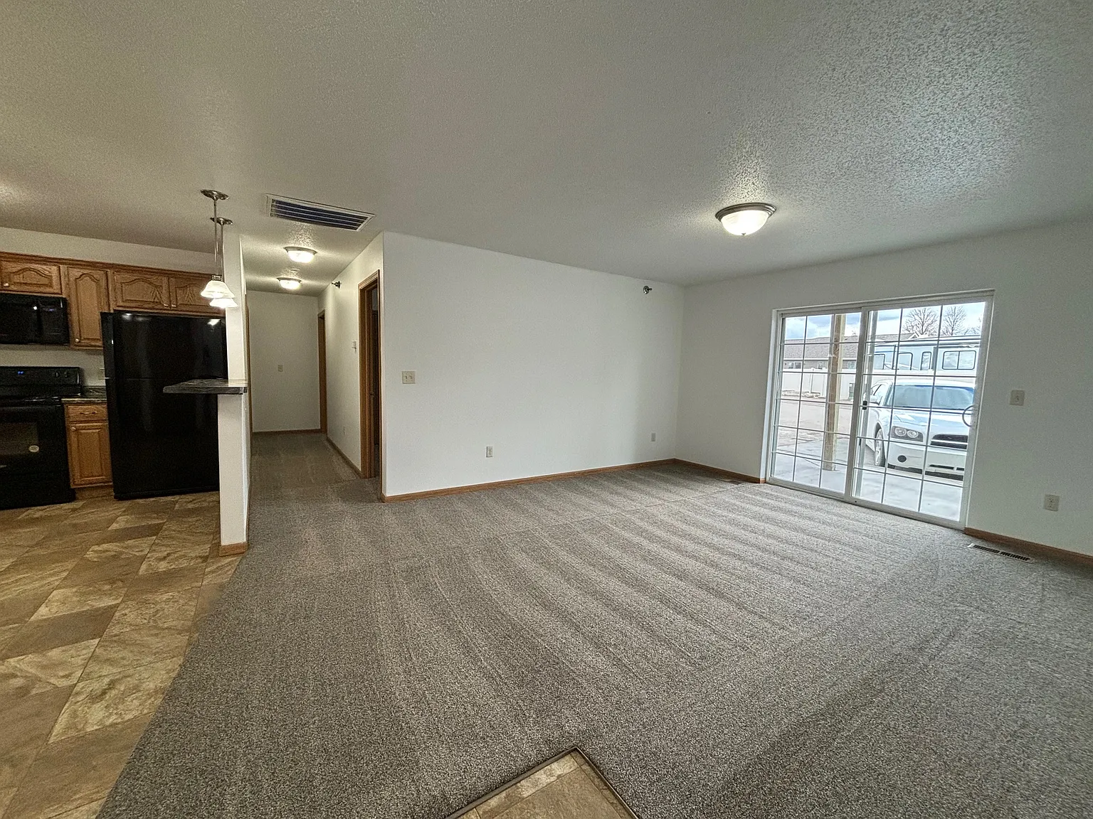 Nice 3br/2ba With Garage — Photo 3
