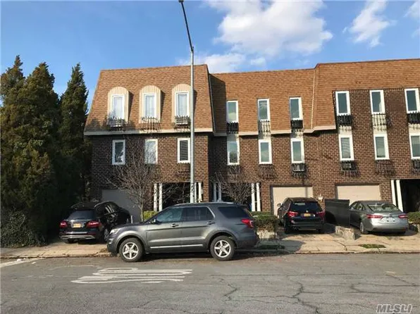 21401 Waters Edge Dr, Flushing, NY 11360