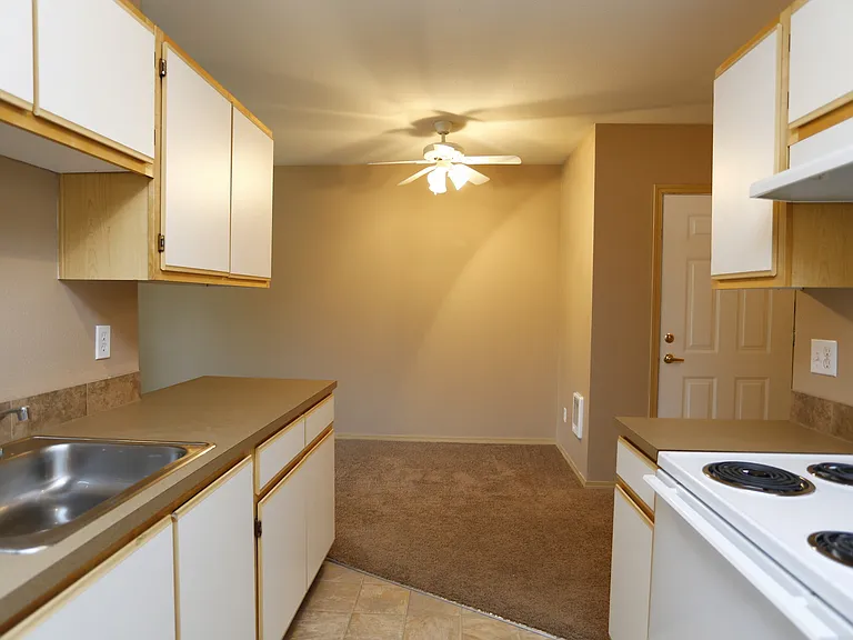Gateway Village Apartments — Photo 60