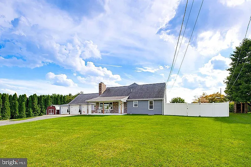 6 bed, 3398 sqft, $3,600 — Photo 4