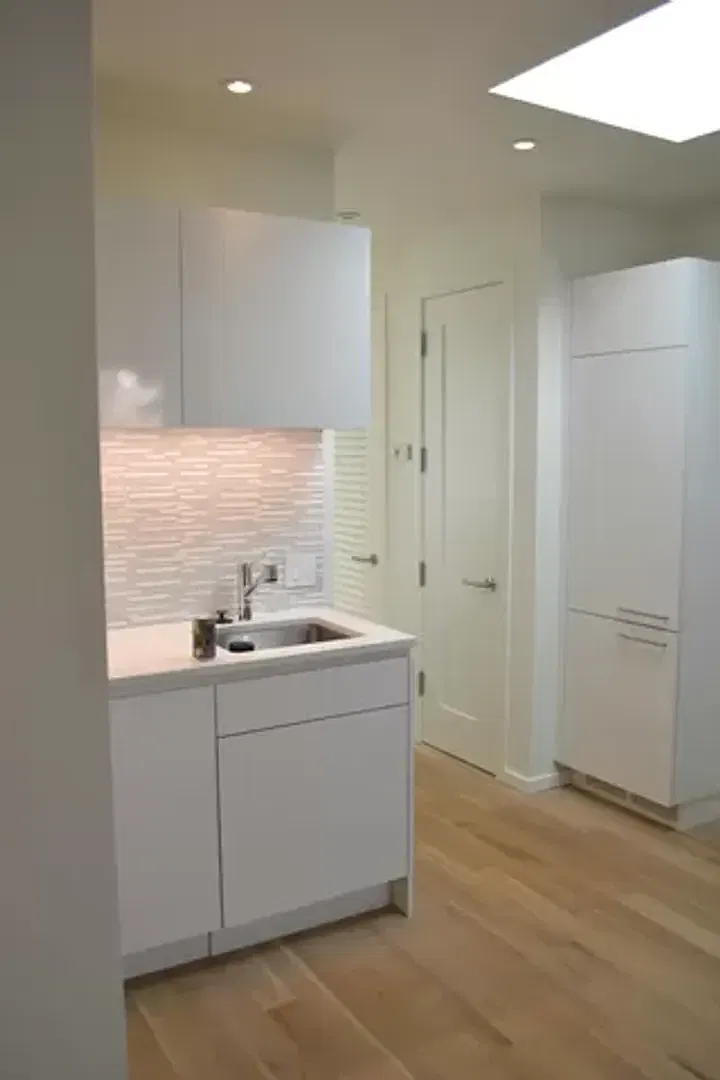 High End Contemporary Renovation In Prime Georgetown Location - Top Floor Unit — Photo 2