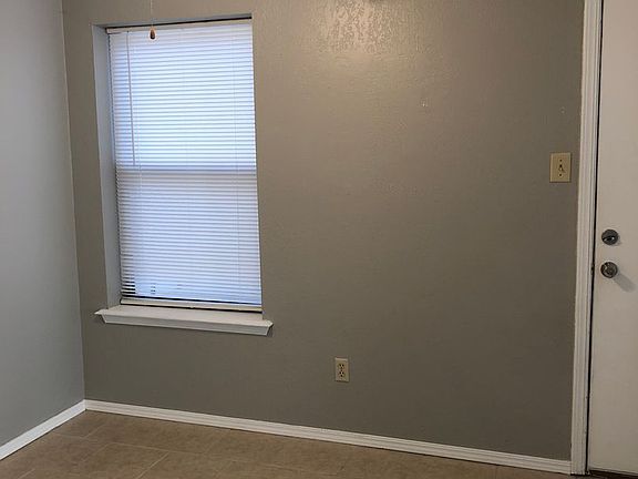 3rd image of 902 NE Tortoise Dr APT B