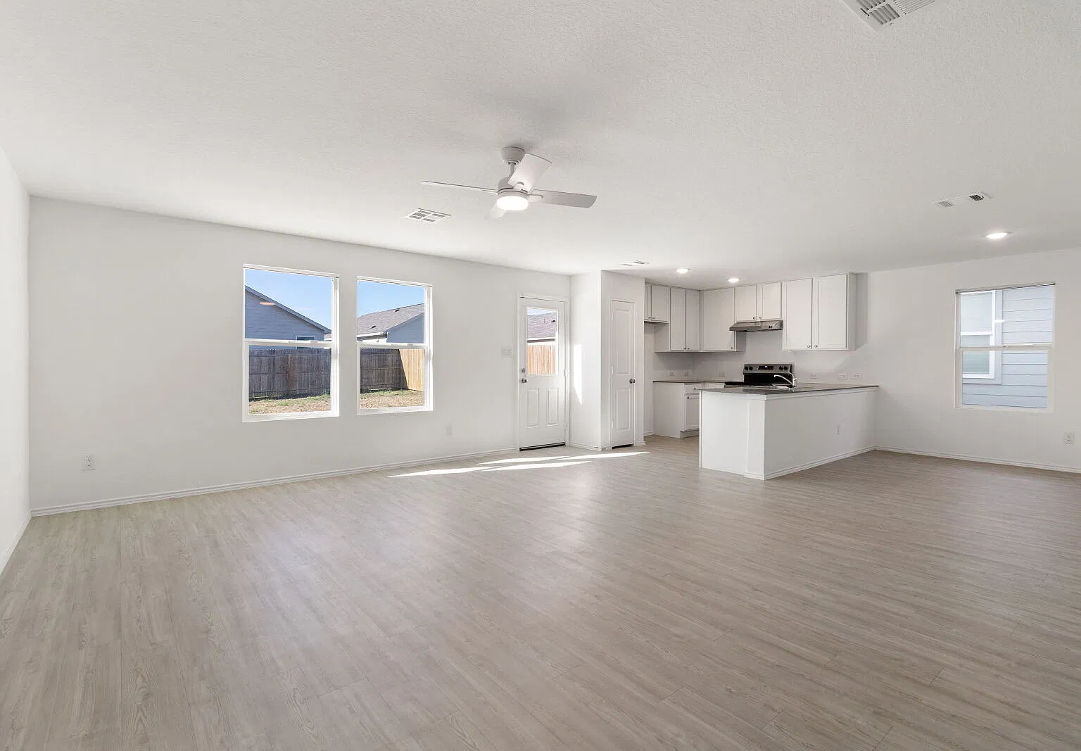 4 bed, 2.5 bath, 1957 sqft, $1,800 — Photo 3