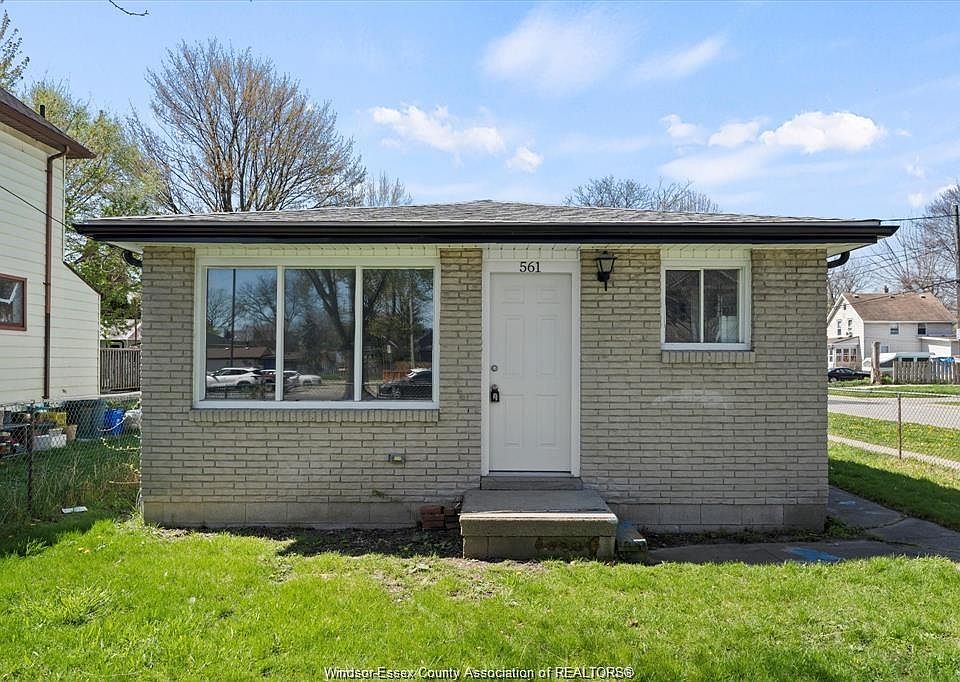 1st image of 561 Chippawa St