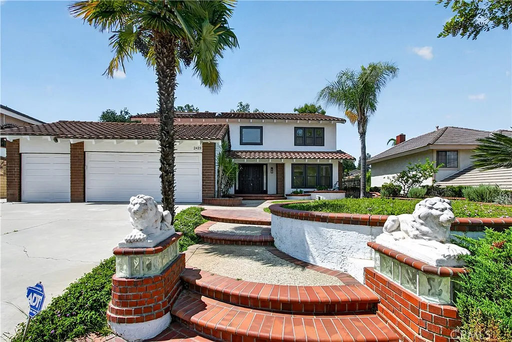 4 bed, 2.5 bath, 2709 sqft, $5,400 — Photo 2