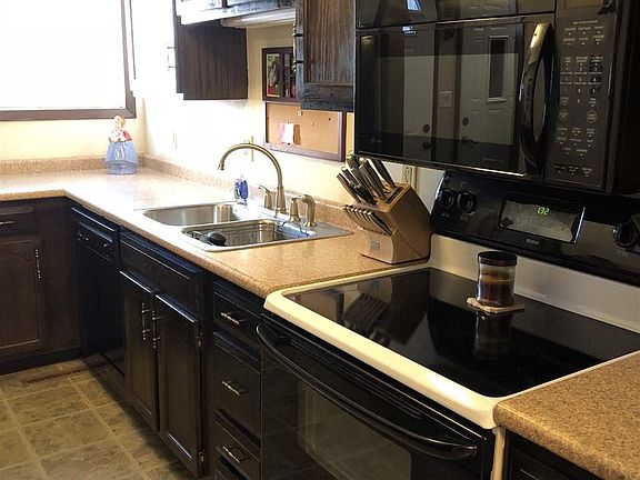 3rd image of 1403 Oakwood Dr APT 9