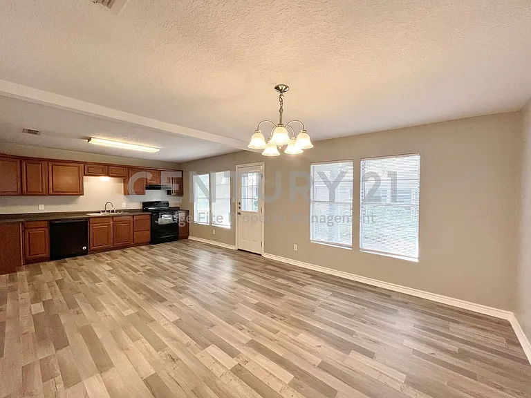 450 Everett St — Photo 10