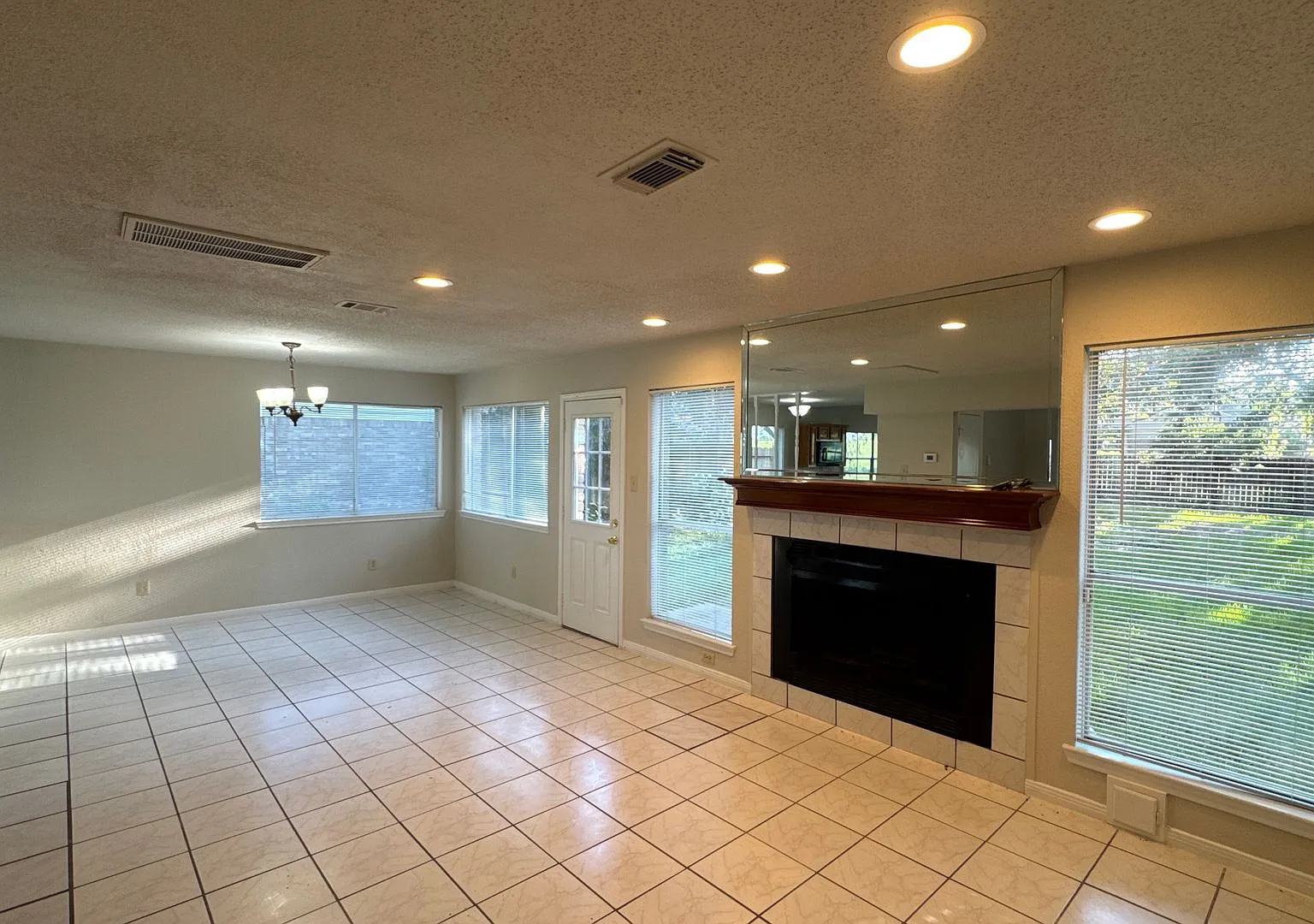 Well Kept 3 Bed 2.5 Bath in Prime Location — Photo 3
