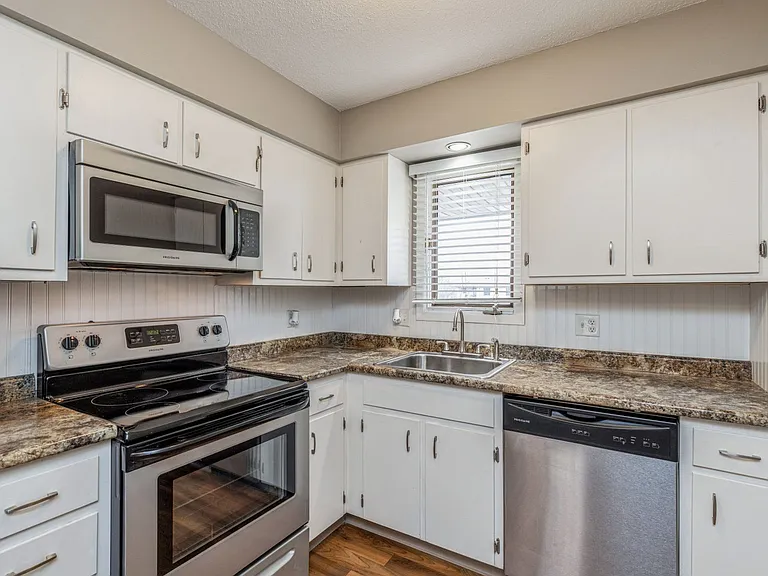 2079 NW Hickory Ln — Photo 9
