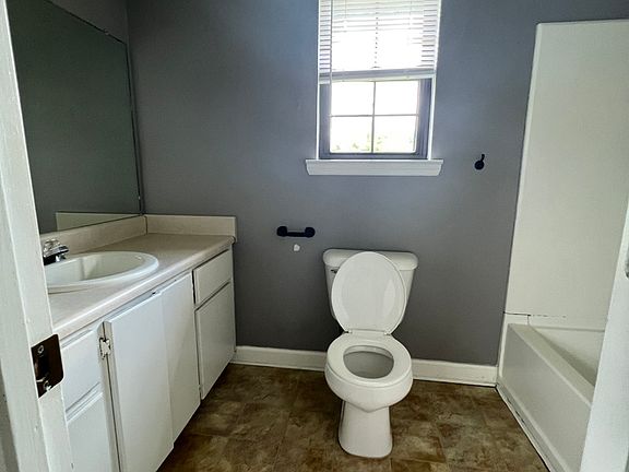 3rd image of 1704 Ashton Dr