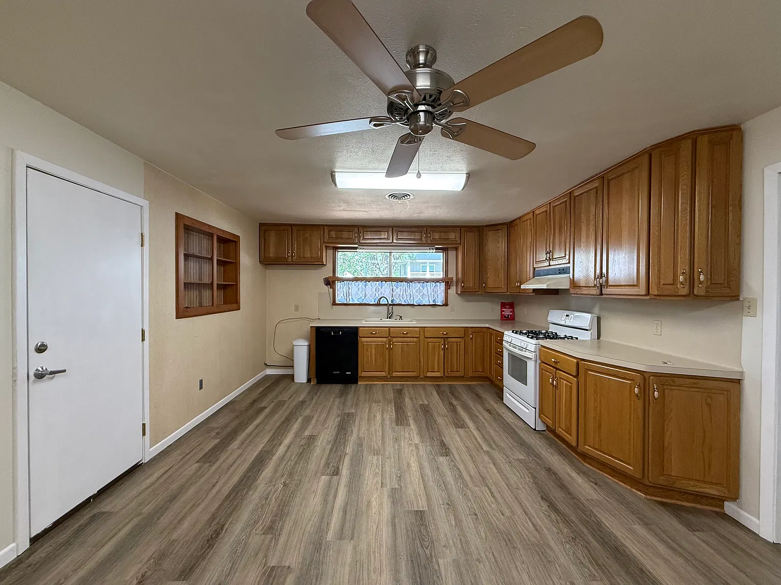 3 bed, 1266 sqft, $2,600 — Photo 4