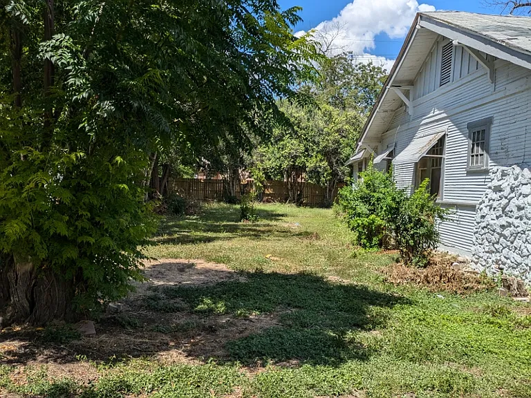 215 Avondale Ave — Photo 4