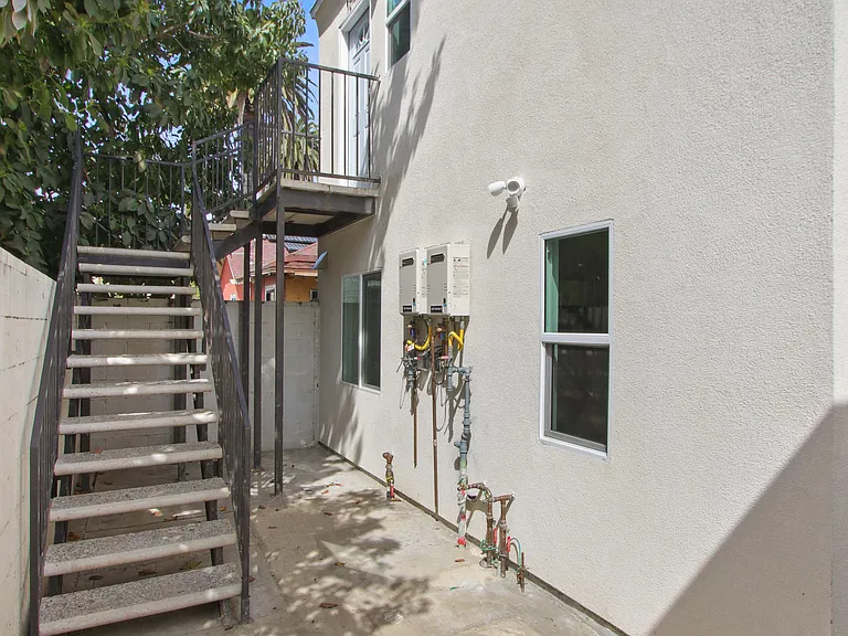 1047 Alamitos Ave — Photo 2