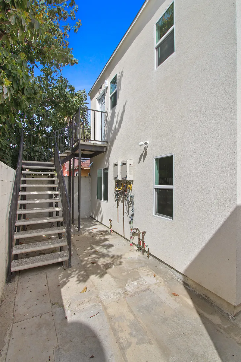 Building Photo - 1047 Alamitos Ave