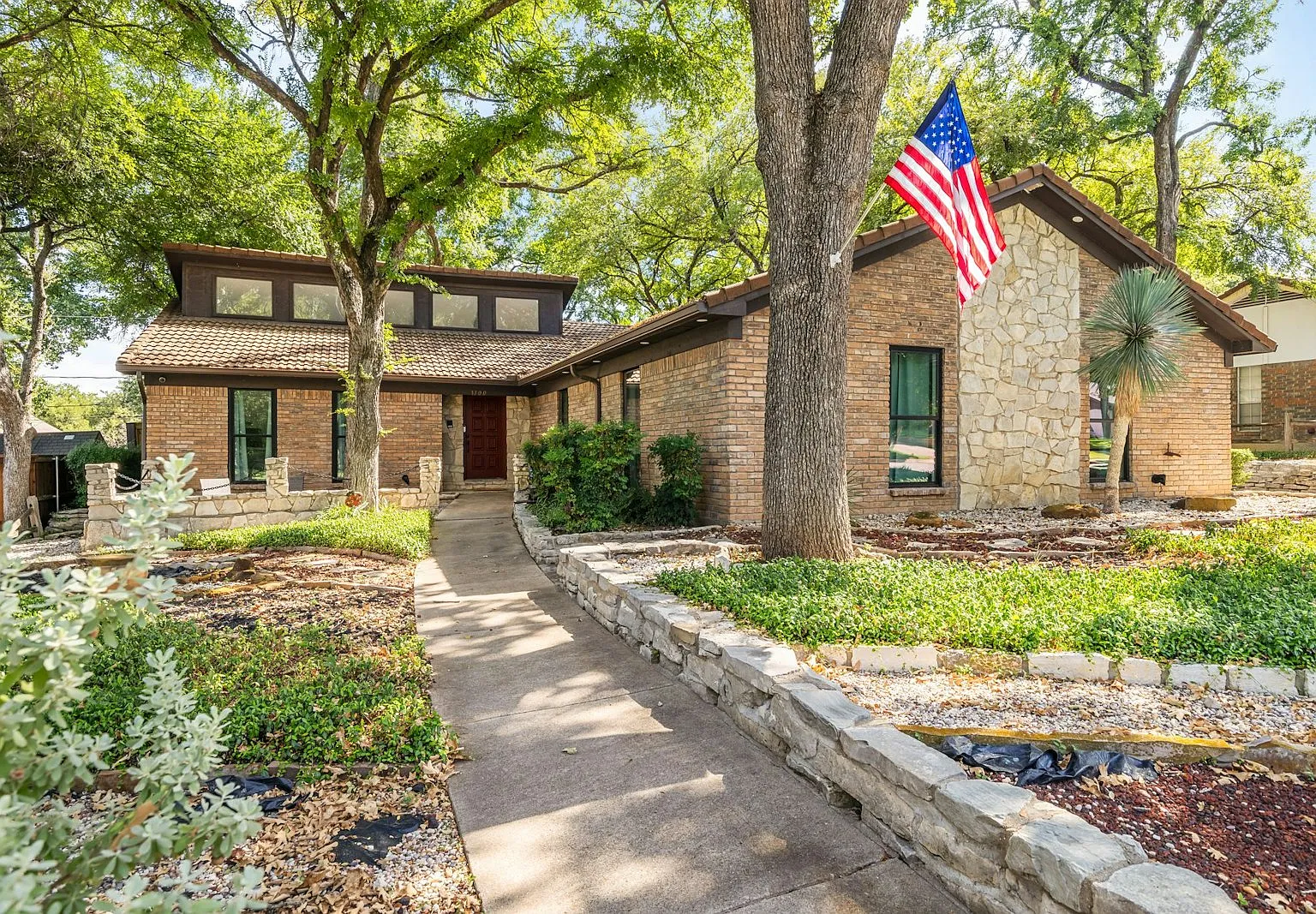 1100 Wayland Dr — Photo 1