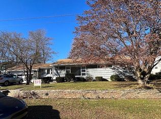 31 Farmland Rd, Warwick, RI 02889