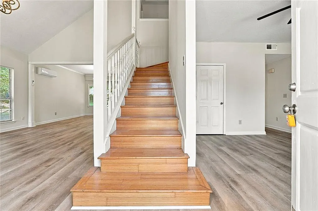 4 bed, 2.5 bath, 1850 sqft, $2,600 — Photo 2