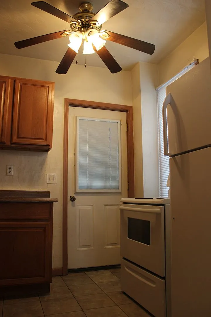 3 Bedroom Rowhome in North York — Photo 3
