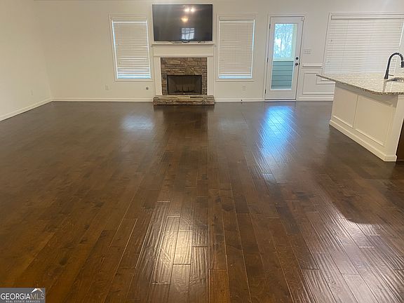 3rd image of 105 Harlan Trce