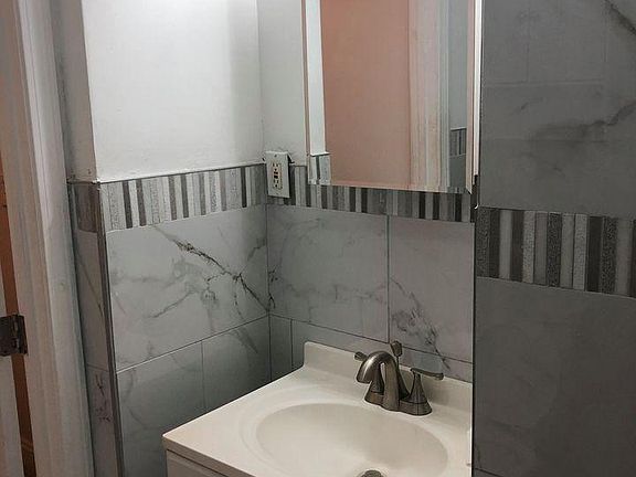 3rd image of 32 Essex St Floor 1