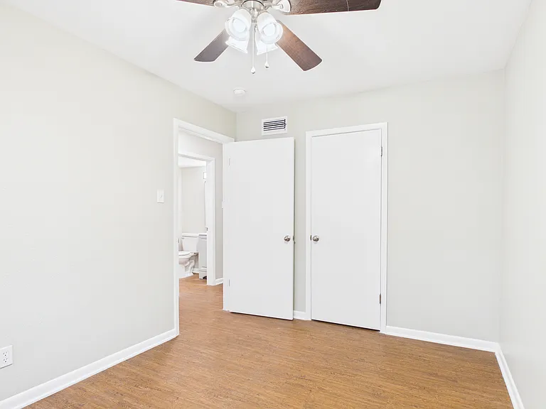 Oxford Pointe Apartments — Photo 20