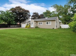 15 Lincoln Dr, Oakdale, NY 11769