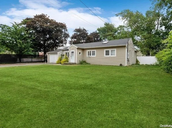 15 Lincoln Drive, Oakdale, NY 11769