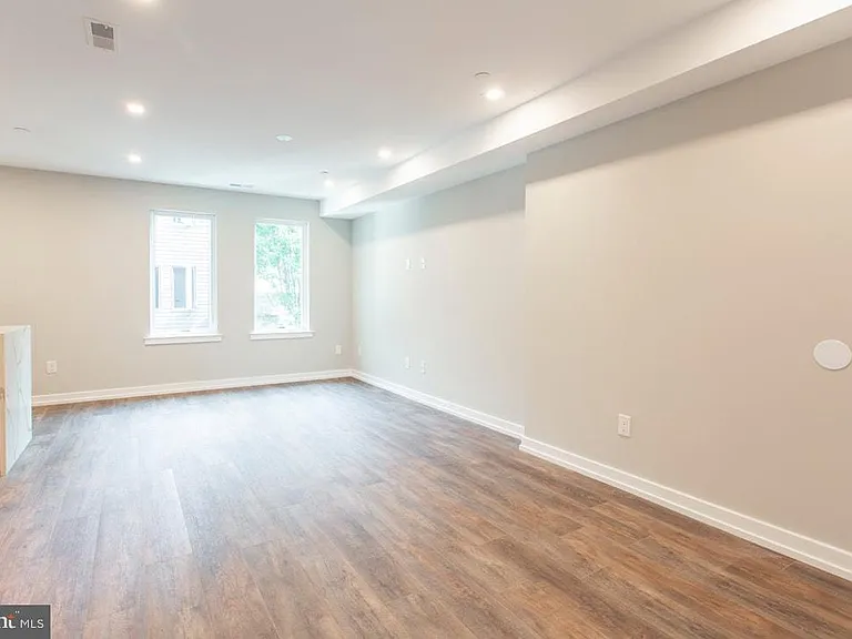 1619 Bainbridge St #3 — Photo 8