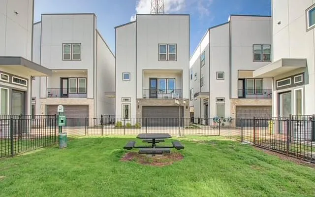 3 bed, 3.5 bath, 2177 sqft, $2,800 — Photo 2