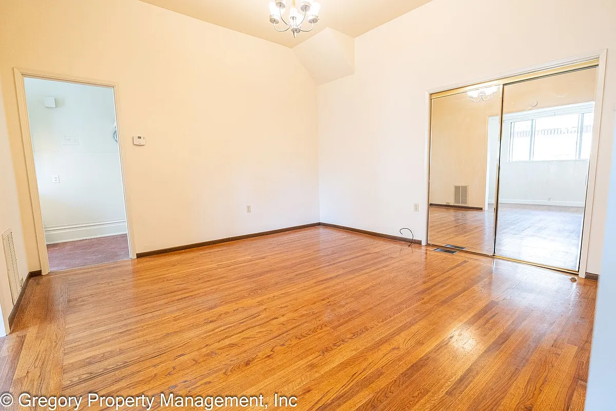 Building Photo - 1210 Paru St.